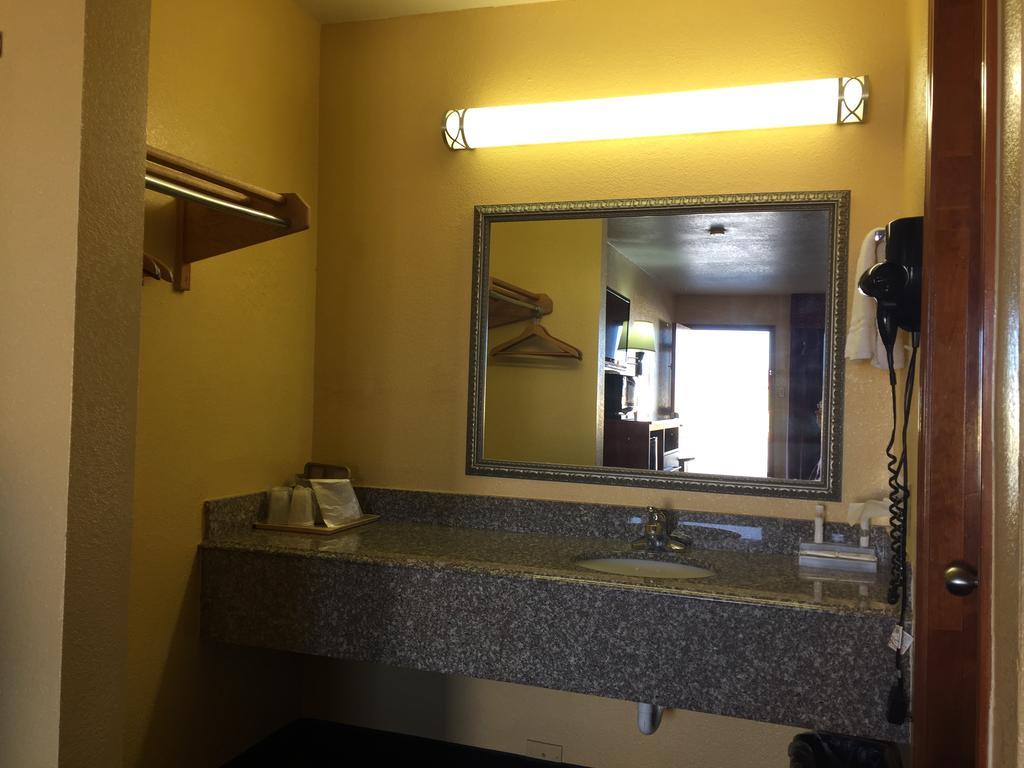 Royal Inn Pearsall Exterior foto